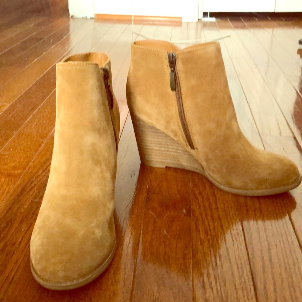 NWOT Franco Fortini tan wedge booties